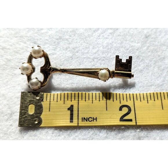 Gold Key and Pearl Brooch - Picture 3 of 7